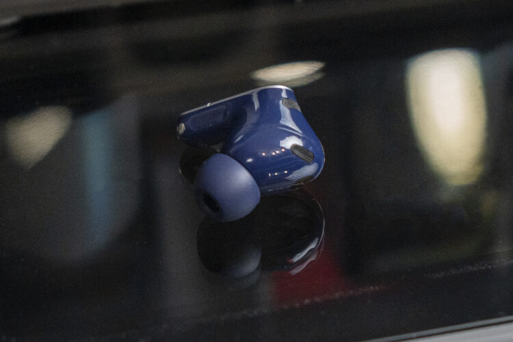 Мягкие амбушюры хороши для низких частот и шумоподавления. Но пенка была бы еще лучше. Ее в комплекте нет. Фото.