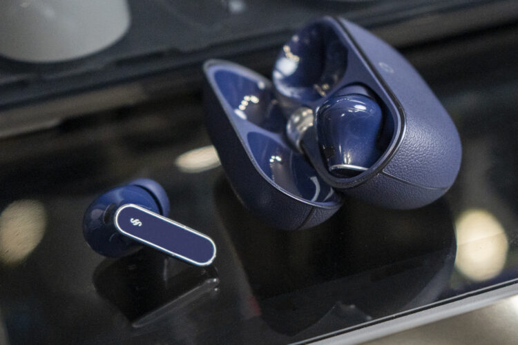 Защита от воды есть, но они минимальна и злоупотреблять ей не стоит. Фото.