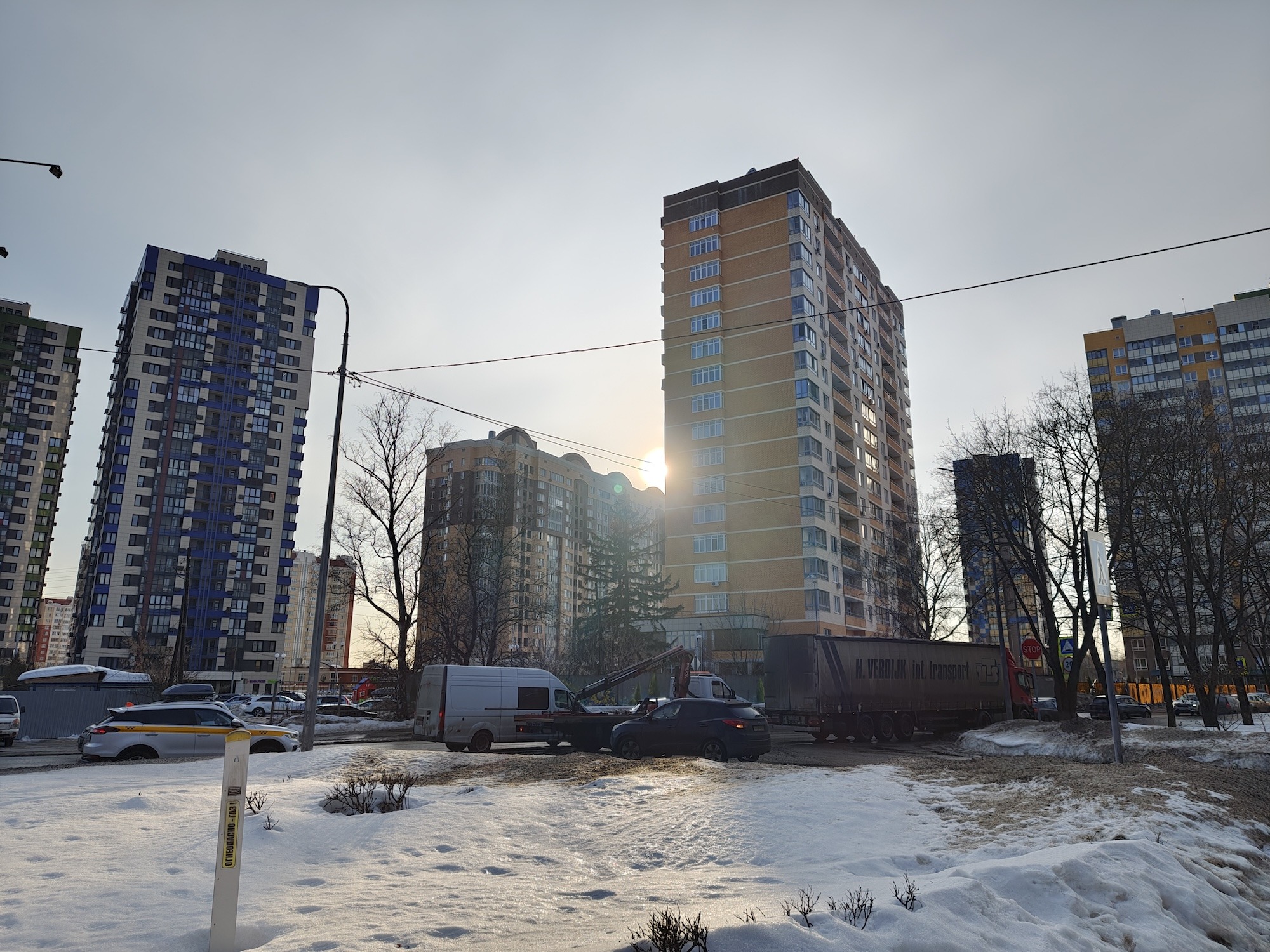 Съемка при дневном свете — тут все отлично. Хороший пример широкого динамического диапазона. Даже смотреть в сторону сцены было больно из-за яркого солнца. Съемка при дневном свете — тут все отлично. Хороший пример широкого динамического диапазона. Даже смотреть в сторону сцены было больно из-за яркого солнца. Фото.