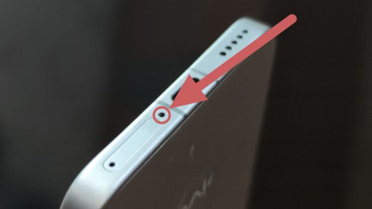 Разговорный микрофон смартфона. Основной микрофон находится снизу. Фото.