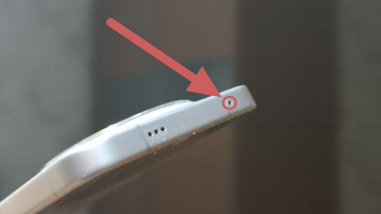 Микрофон для шумоподавления на смартфоне. Сверху располагается микрофон для шумоподавления. Фото.