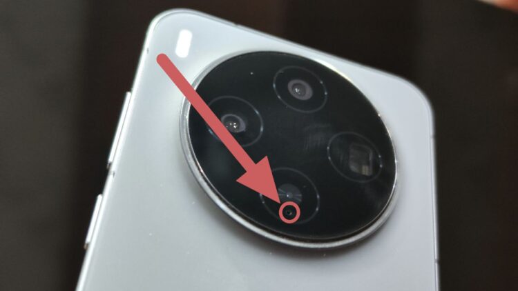 Микрофон для видео на смартфоне. В блок камеры бывает встроен микрофон для записи видео. Фото.