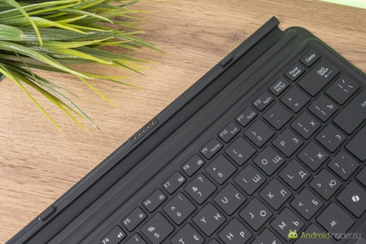 Планшет на Windows с функцией ноутбука. Впечатления от Ninkear S13. Контактная площадка клавиатуры для соединения с планшетом. Фото.