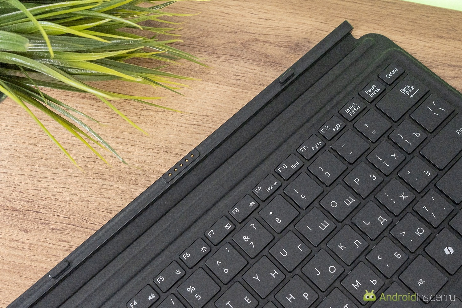 Планшет на Windows с функцией ноутбука. Впечатления от Ninkear S13. Контактная площадка клавиатуры для соединения с планшетом. Планшет на Windows с функцией ноутбука. Впечатления от Ninkear S13. Контактная площадка клавиатуры для соединения с планшетом. Фото.