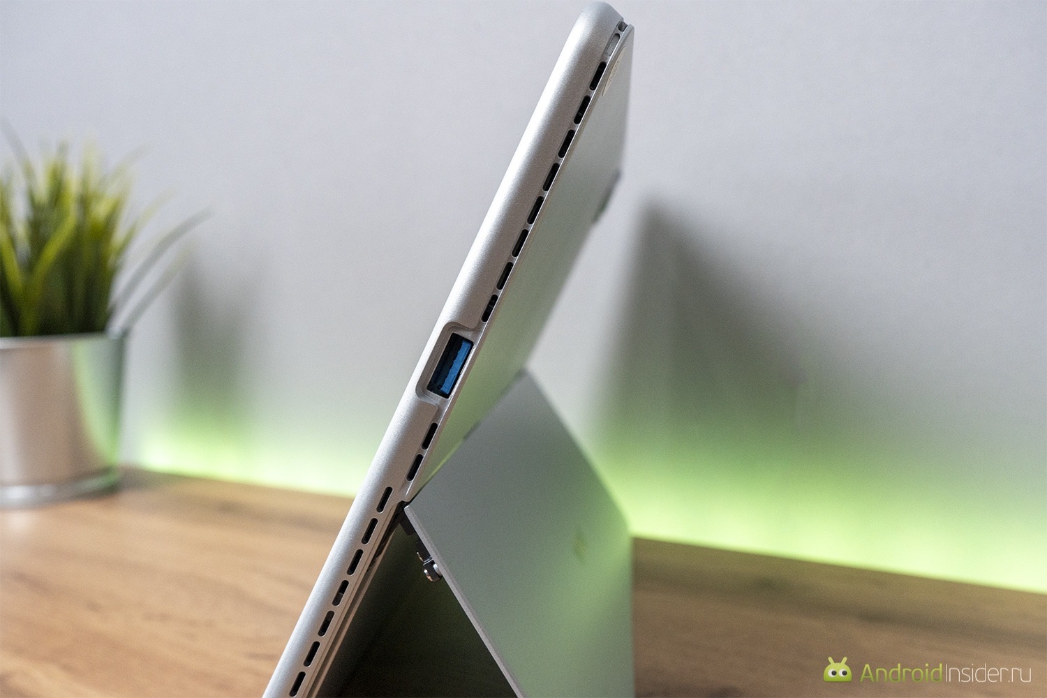 Планшет на Windows с функцией ноутбука. Впечатления от Ninkear S13. Разъем на правой части. Планшет на Windows с функцией ноутбука. Впечатления от Ninkear S13. Разъем на правой части. Фото.