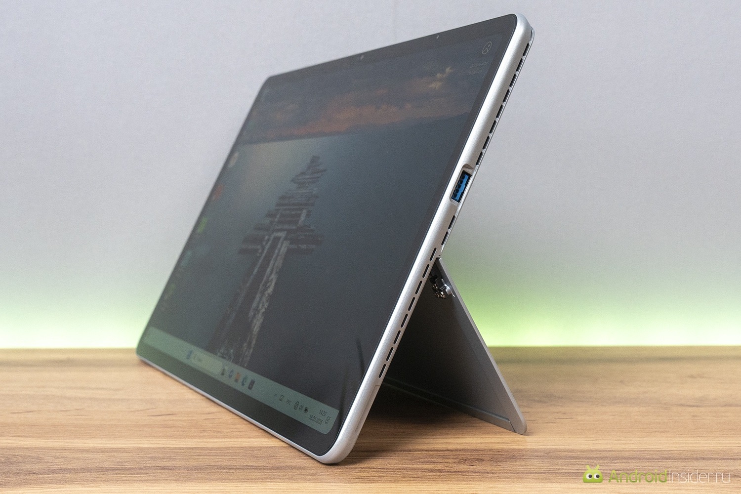 Планшет на Windows с функцией ноутбука. Впечатления от Ninkear S13. Планшет может стоять самостоятельно за счет встроенной подставки. Планшет на Windows с функцией ноутбука. Впечатления от Ninkear S13. Планшет может стоять самостоятельно за счет встроенной подставки. Фото.