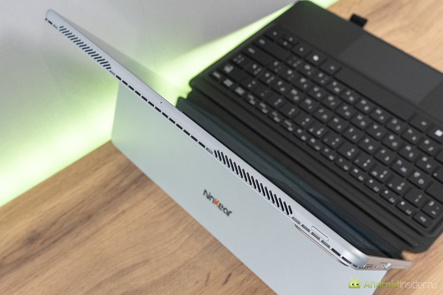 Планшет на Windows с функцией ноутбука. Впечатления от Ninkear S13. Решетка вентиляции на верхней части корпуса, но такая есть со всех сторон. Планшет на Windows с функцией ноутбука. Впечатления от Ninkear S13. Решетка вентиляции на верхней части корпуса, но такая есть со всех сторон. Фото.