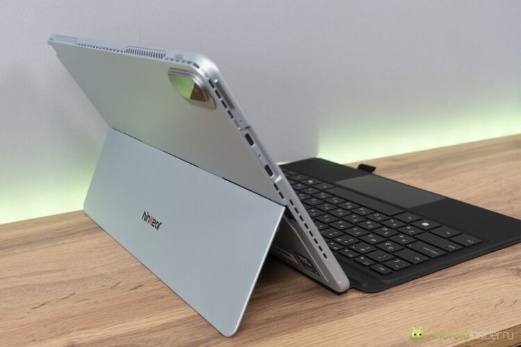 Камера в Windows-планшете. Зачем она нужна и на что способна. Камера на задней части, но куда интересней на ней подставка. Фото.