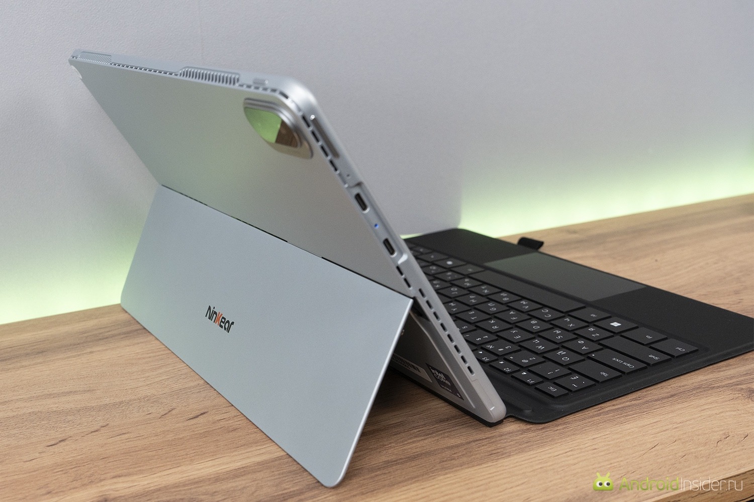 Камера в Windows-планшете. Зачем она нужна и на что способна. Камера на задней части, но куда интересней на ней подставка. Камера в Windows-планшете. Зачем она нужна и на что способна. Камера на задней части, но куда интересней на ней подставка. Фото.