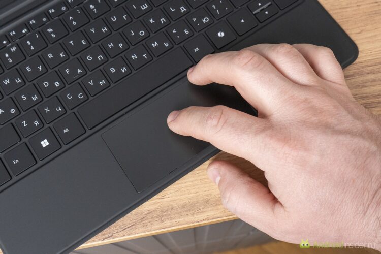 Планшет на Intel Core Ultra 5 115U. Как работает Ninkear S13. Трекпад не очень большой, но для такого компактного размера, хорошо, что есть хоть такой. Фото.