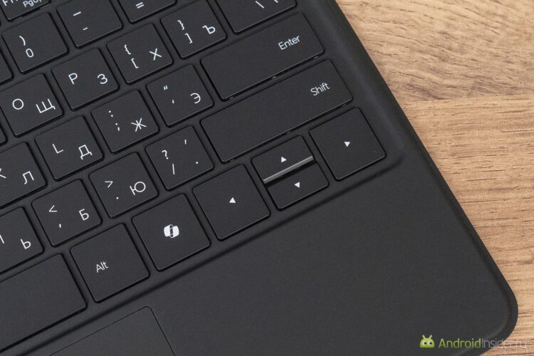 Планшет на Intel Core Ultra 5 115U. Как работает Ninkear S13. Клавиша Enter не полноразмерная. Но стрелки большие. Фото.