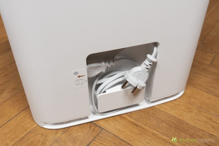 Удобен ли пылесос со станцией самоочистки. Провод отсоединяемый и стандартный, но из коробки он уже установлен на место. Обычно он лежит отдельно. Мелочь, но приятно. Фото.