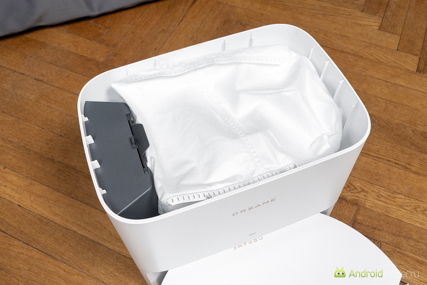 Удобен ли пылесос со станцией самоочистки. Мусорный мешок уже установлен. Еще один в комплекте. Дальше придется покупать отдельно. Фото.