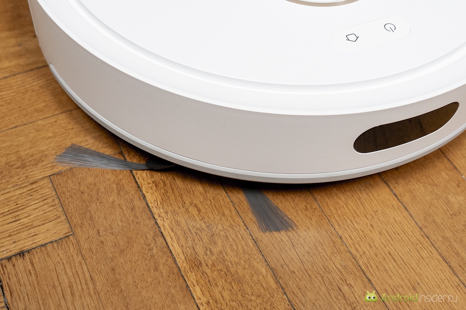 Может ли робот-пылесос убирать пыль в углах. Ворс боковой щетки действительно длинный. Фото.