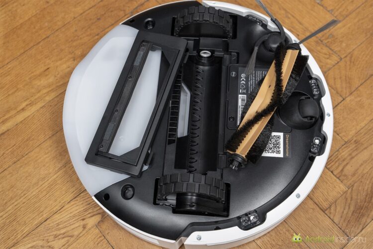 Может ли робот-пылесос убирать пыль в углах. Щетка снимается буквально одной рукой. Фото.