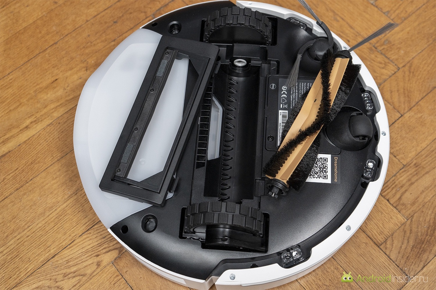 Может ли робот-пылесос убирать пыль в углах. Щетка снимается буквально одной рукой. Фото.