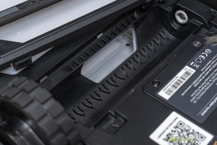 Может ли робот-пылесос убирать пыль в углах. Под ней находится система для расчесывания щетины. Фото.