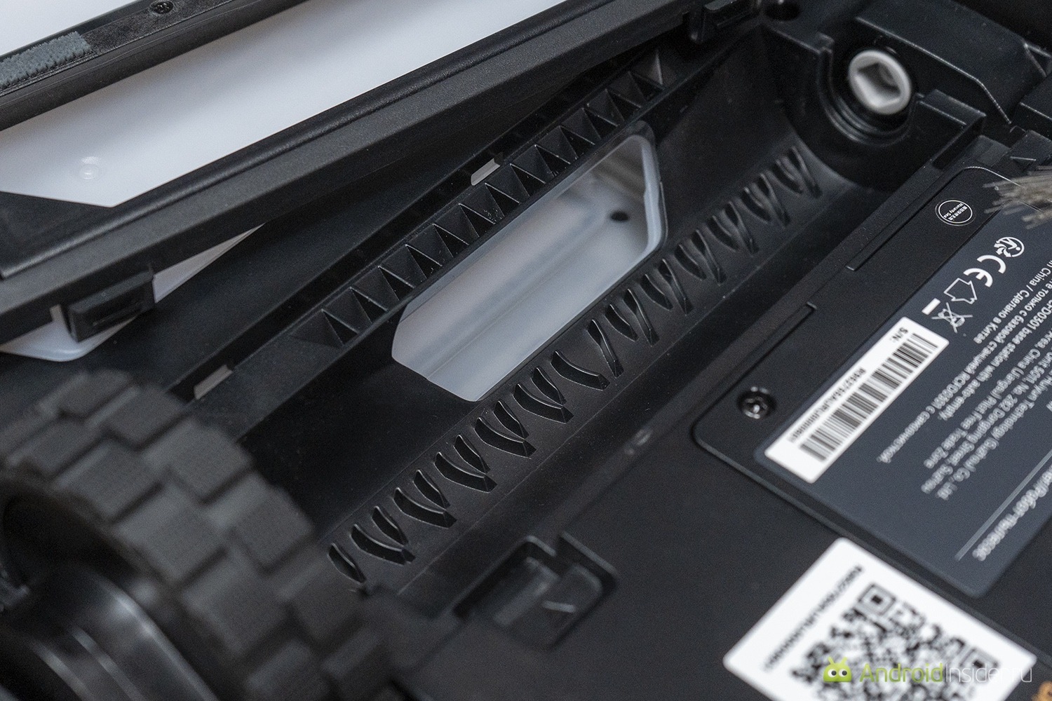 Может ли робот-пылесос убирать пыль в углах. Под ней находится система для расчесывания щетины. Фото.