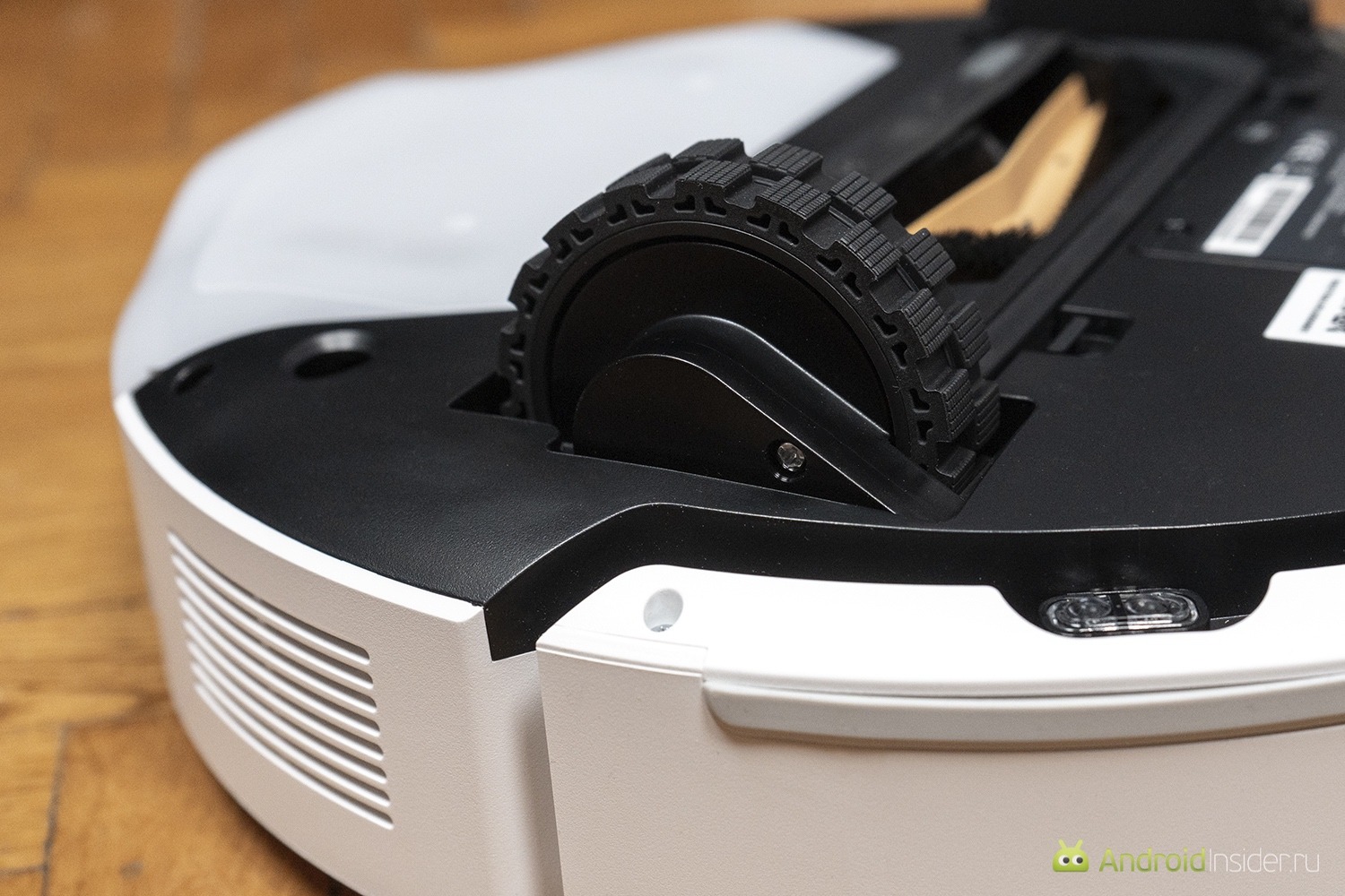 Полезна ли влажная уборка в пылесосе. Благодаря мощным колесам, даже по мокрому и скользкому полу пылесос будет ехать уверенно. Впрочем, колеса сейчас хорошие у всех пылесосов. Фото.