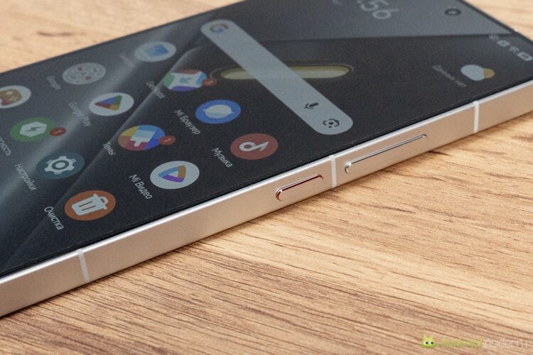 Дизайн и первое впечатление от POCO X8 Pro Max: флагман в руках. Небольшой штрих в виде отделанной красным цветом кнопки питания. Фото.