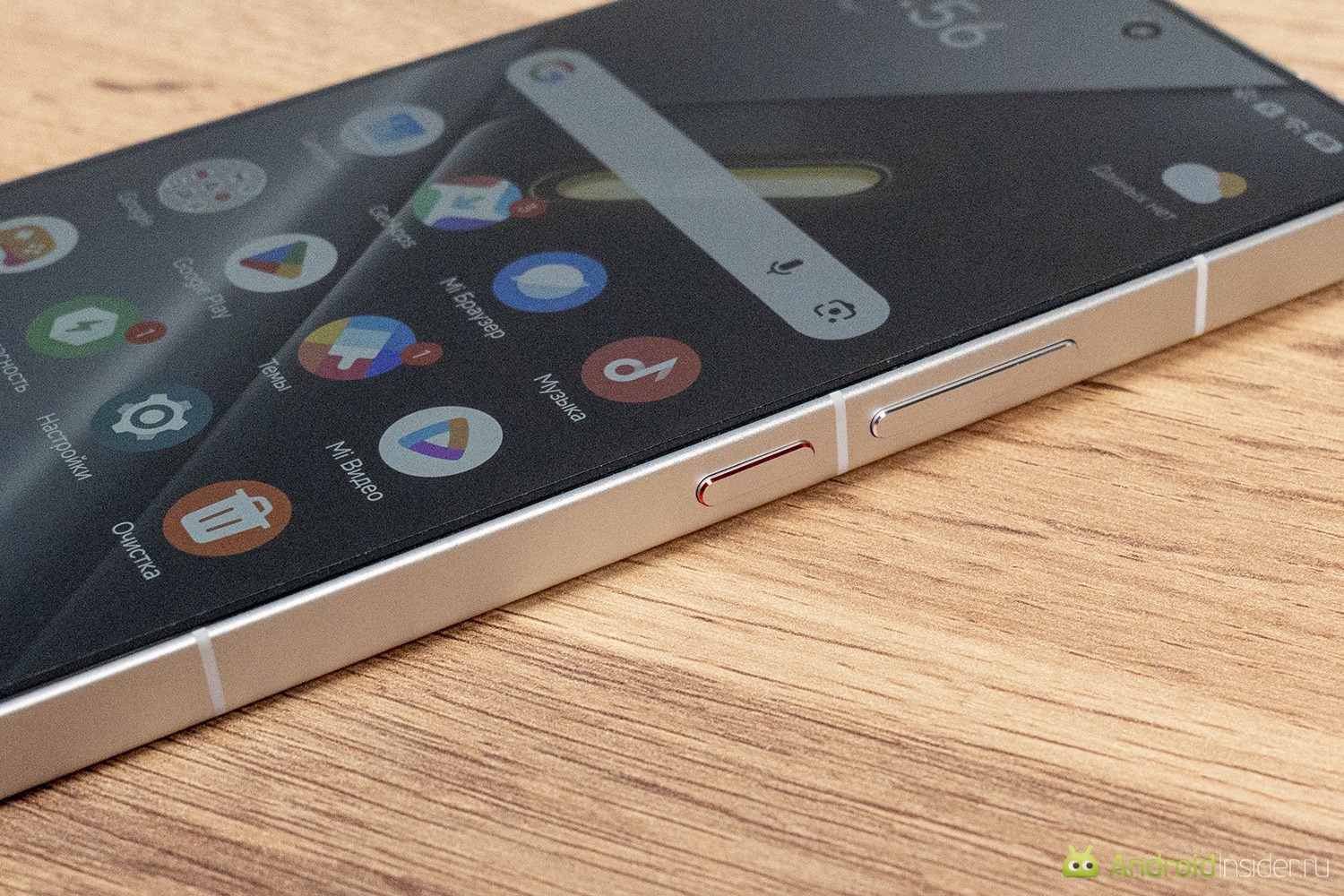 Дизайн и первое впечатление от POCO X8 Pro Max: флагман в руках. Небольшой штрих в виде отделанной красным цветом кнопки питания. Фото.