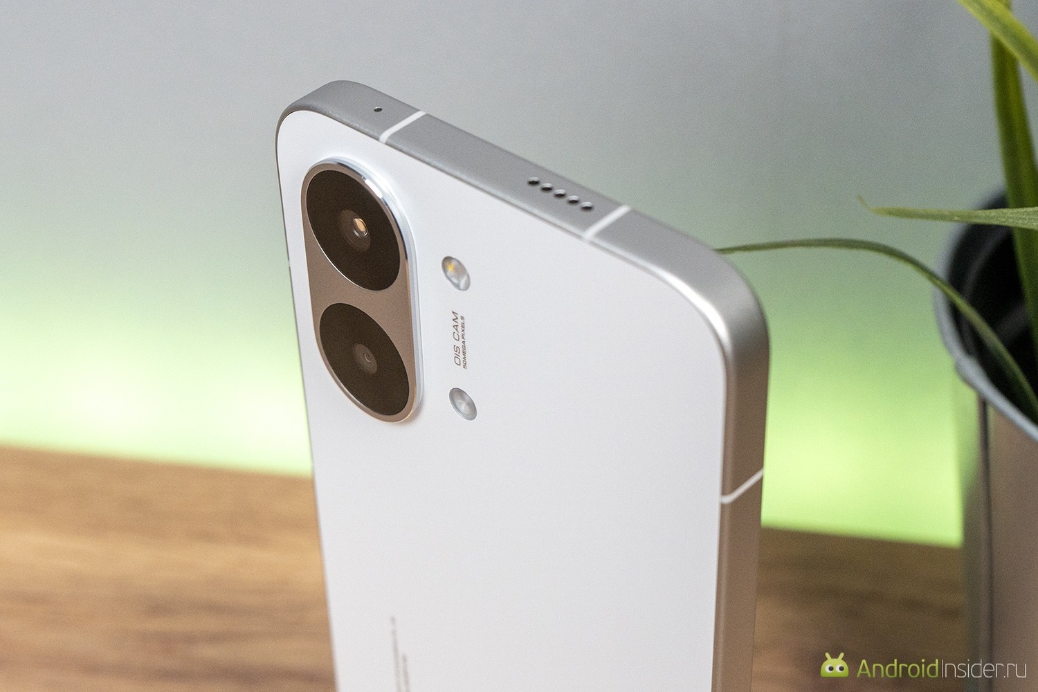 Камера POCO X8 Pro Max. Основная камера почти не выпирает. Фото.