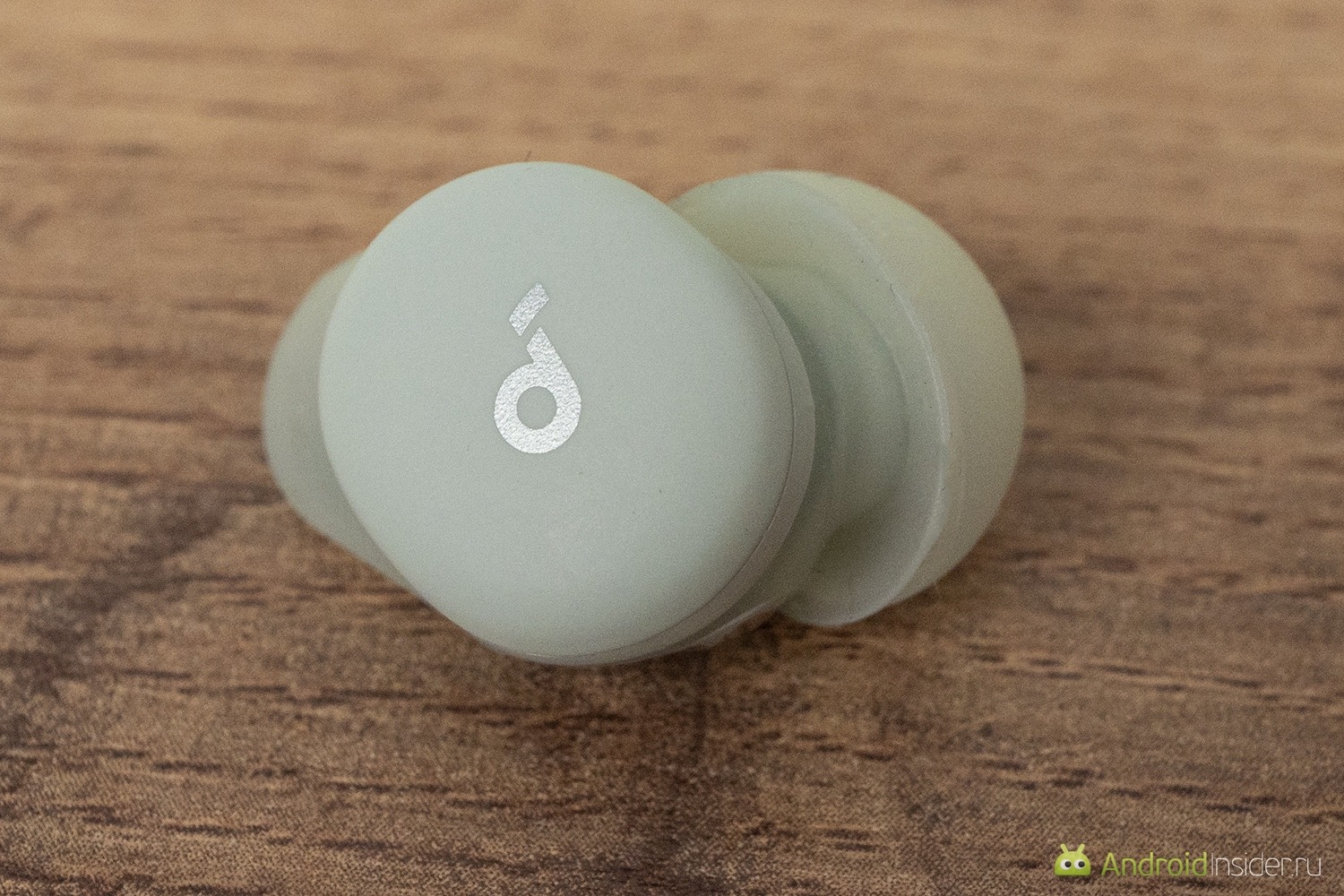 Анализ качества сна. Наушники могут не только улучшать качество сна, но и мониторить состояние человека ночью. Фото.