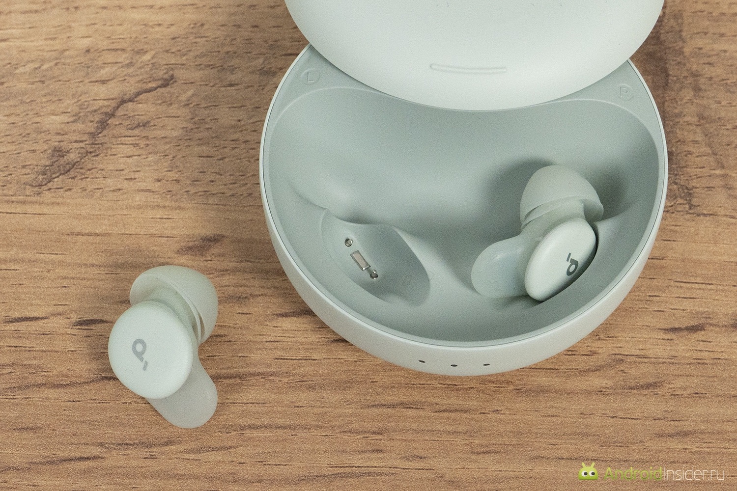 Наушники для сна и наушники для мотоцикла. Такие плоские наушники не чувствуются даже если прижать ухо подушкой или плотным шлемом. Фото.