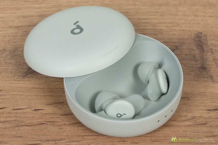 Как звучат наушники, если слушать музыку. Удобный вдвижной кейс позволяет не только хранить наушники на прикроватной тумбочке, но и брать их с собой. Как звучат наушники, если слушать музыку. Удобный вдвижной кейс позволяет не только хранить наушники на прикроватной тумбочке, но и брать их с собой. Фото.