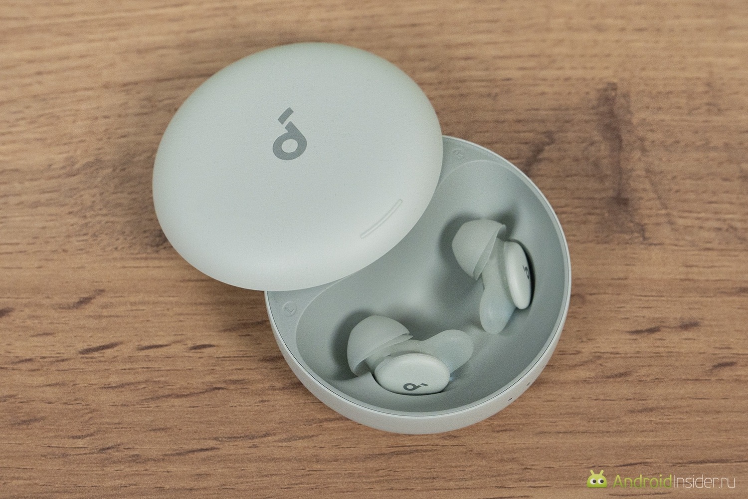 Наушники с хорошим шумоподавлением. Кейс может понять, что рядом кто-то храпит и отправить сигнал на включение маскирующего звука. Фото.