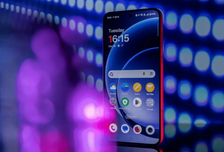 OnePlus 15R предлагает более быстрый экран. Изображение: CNET. Фото.