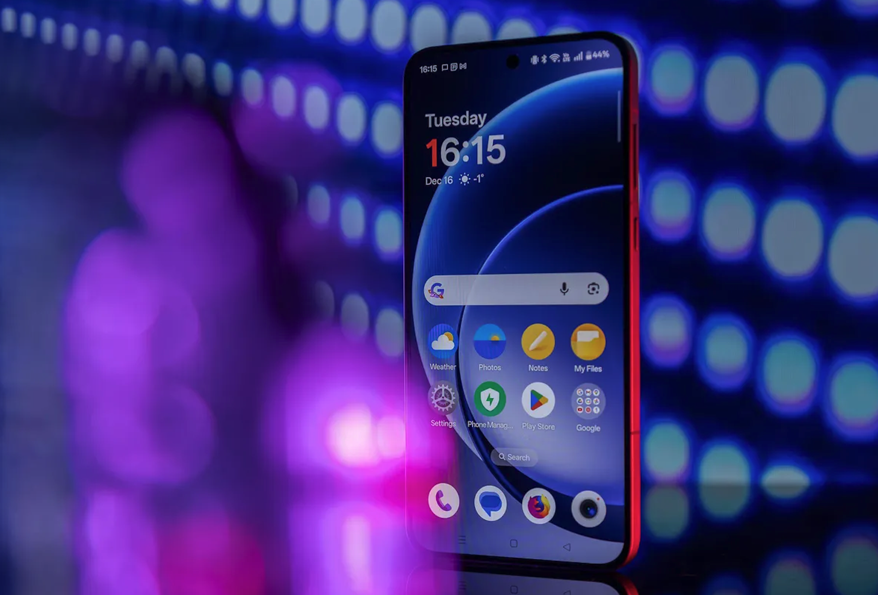 OnePlus 15R предлагает более быстрый экран. Изображение: CNET. Фото.