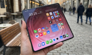 Складной телефон без складки до этого времени был фантастикой.