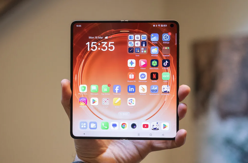 Складной смартфон без складки на экране. Oppo сделала такой и троллит Samsung. Oppo Find N6 — первый смартфон без видимой складки на экране. Изображение: CNET. Фото.