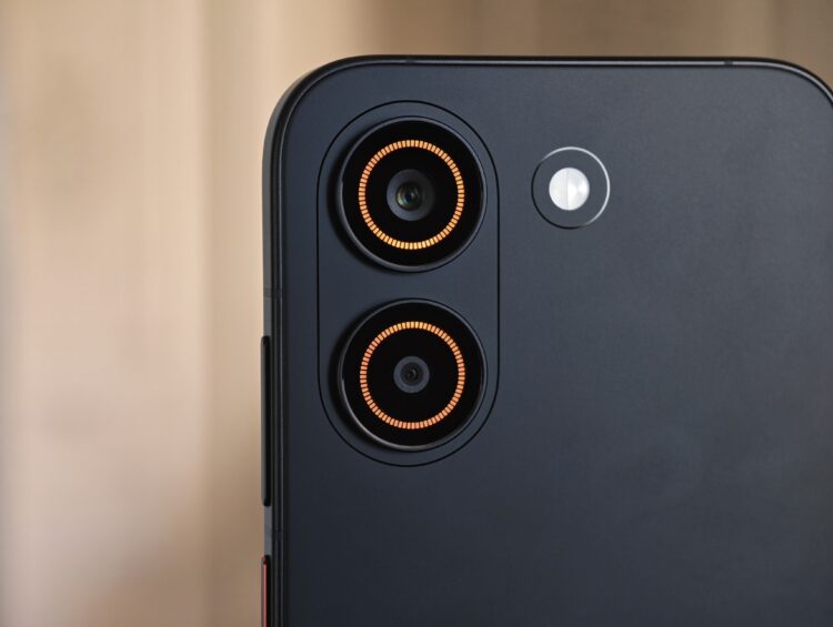 Как изменился дизайн POCO X8 Pro. Эти кружочки плавно переливаются во время вызова и вспыхивают при уведомлениях. Фото.