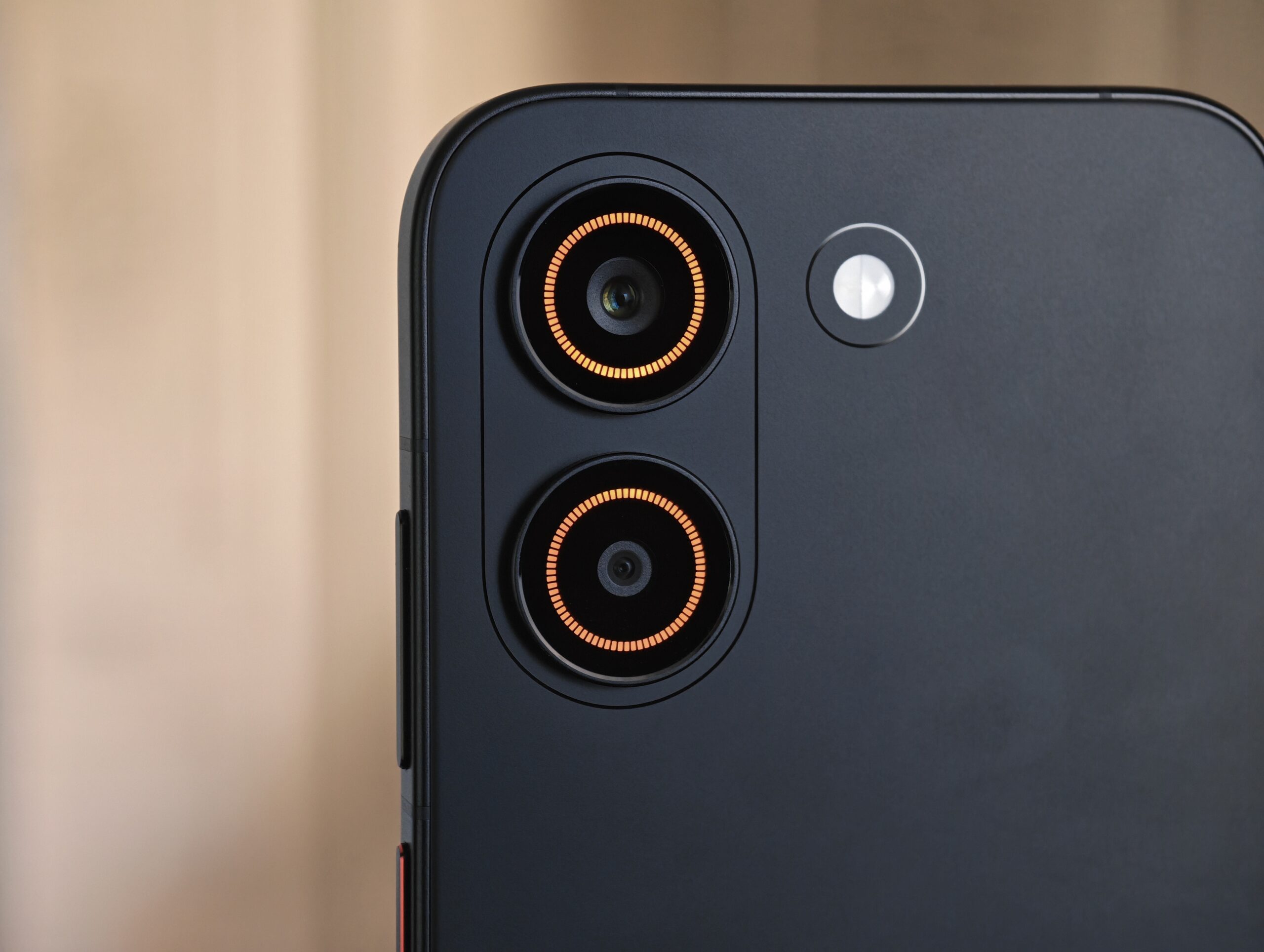 Как изменился дизайн POCO X8 Pro. Эти кружочки плавно переливаются во время вызова и вспыхивают при уведомлениях. Фото.