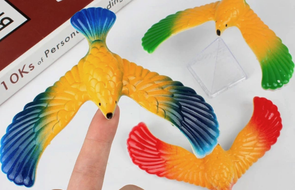 Балансирующая птичка на палец. Изображение: AliExpress. Фото.