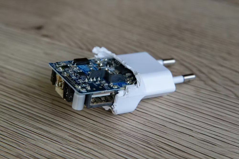 Опасно ли оставлять зарядку в розетке: разбираем по пунктам. Качественные адаптеры буквально напичканы защитами и всякими фильтрами. Изображение: theconversation.com. Опасно ли оставлять зарядку в розетке: разбираем по пунктам. Качественные адаптеры буквально напичканы защитами и всякими фильтрами. Изображение: theconversation.com. Фото.