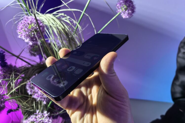 Стоит ли покупать Samsung Galaxy S26 Ultra. Такое затемнение экрана не стоит того, чтобы срочно обновиться свой смартфон. Фото.