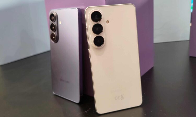 Сравнение камер Galaxy S26 и iPhone 17. В Galaxy, даже в базовом, три камеры. Изображение: digitaltrends.com. Сравнение камер Galaxy S26 и iPhone 17. В Galaxy, даже в базовом, три камеры. Изображение: digitaltrends.com. Фото.