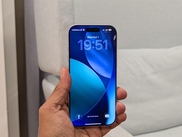 Дисплей Galaxy S26 и iPhone 17: что лучше. У айфона традиционно более спокойная цветовая палитра. Дисплей Galaxy S26 и iPhone 17: что лучше. У айфона традиционно более спокойная цветовая палитра. Фото.