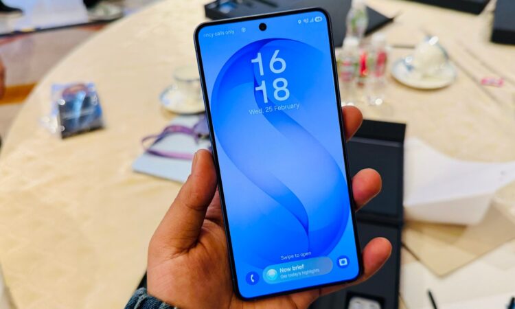 Дисплей Galaxy S26 и iPhone 17: что лучше. Экран в Galaxy может показаться более сочным. Изображение: digitaltrends.com. Дисплей Galaxy S26 и iPhone 17: что лучше. Экран в Galaxy может показаться более сочным. Изображение: digitaltrends.com. Фото.