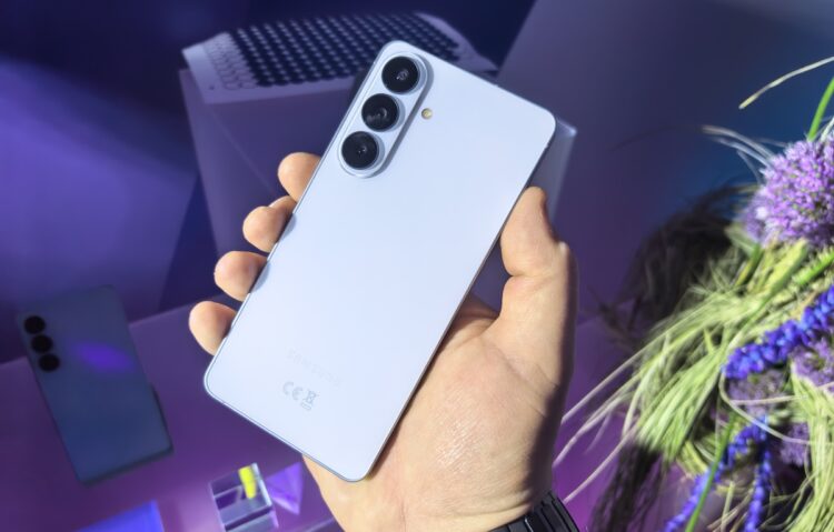 Почему не стоит покупать смартфон Samsung. Сам по себе это все езе хороший телефон, но если вам нужен лучший экран, покупать Galaxy S26 Ultra не стоит. Сейчас о не лидер в этом плане. Фото.