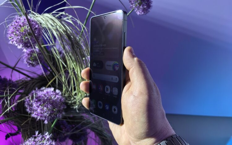 Как работает затемнение экрана в новых Самсунгах. Зато получили вот такое затемнение экрана под углом. Оно не полное, но существует. Фото.