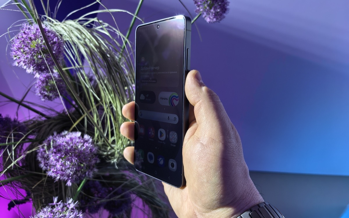 Как работает затемнение экрана в новых Самсунгах. Зато получили вот такое затемнение экрана под углом. Оно не полное, но существует. Фото.