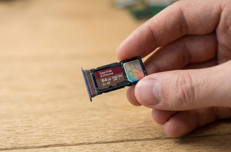 Карты памяти расширяют возможности смартфона. Главное, чтобы они не мешали использованию второй симки. Фото.