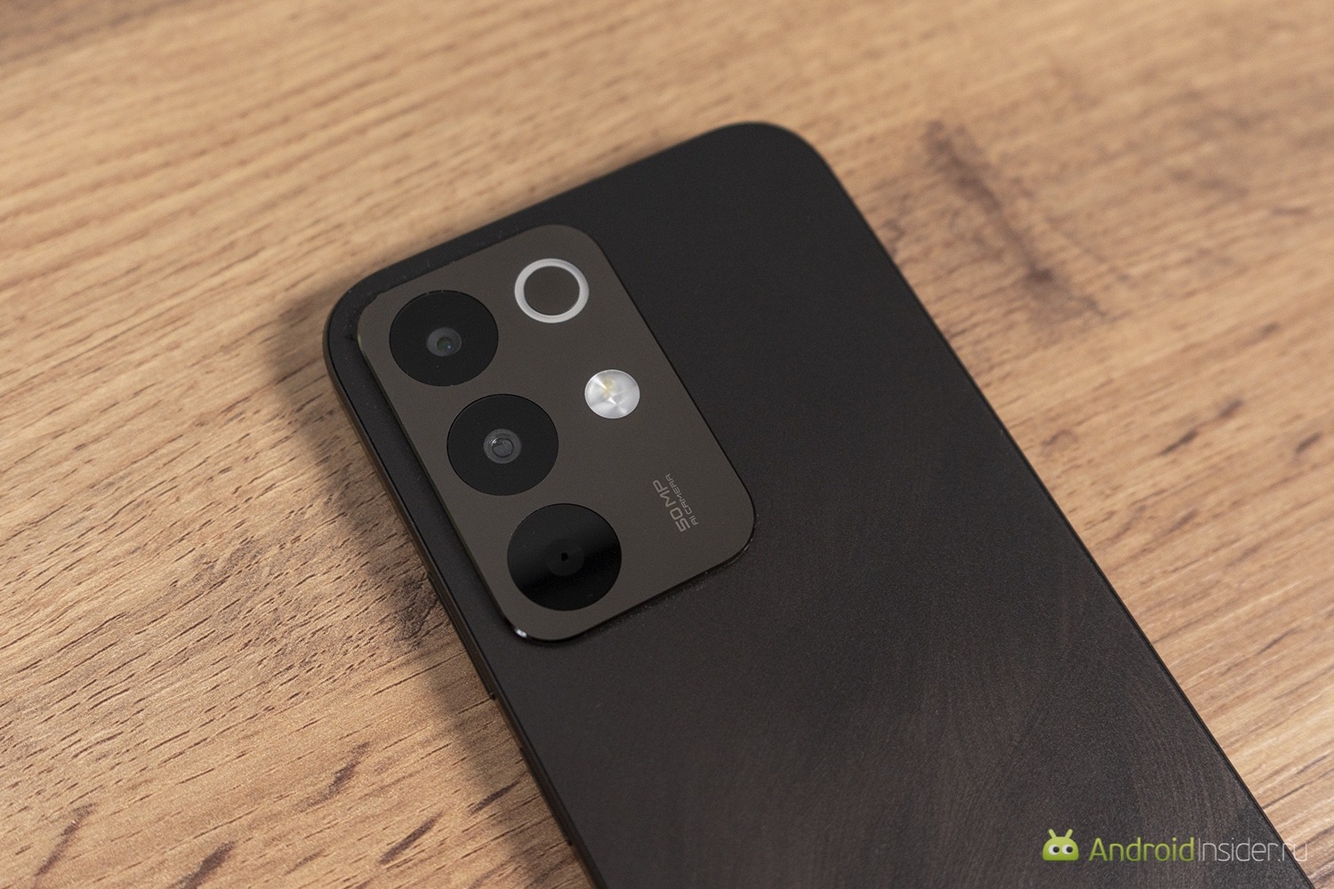 Сравнение камер Redmi Note 15 и realme C85. У realme С85 камера более строгая. Фото.