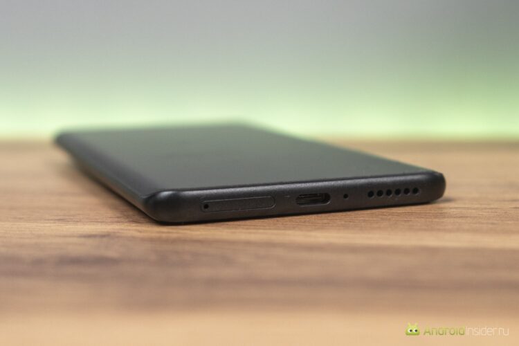 Какой смартфон дольше работает от одной зарядки. Оба телефона, естественно, заряжаются через USB Type-C. Но Redmi чуть медленней. Фото.