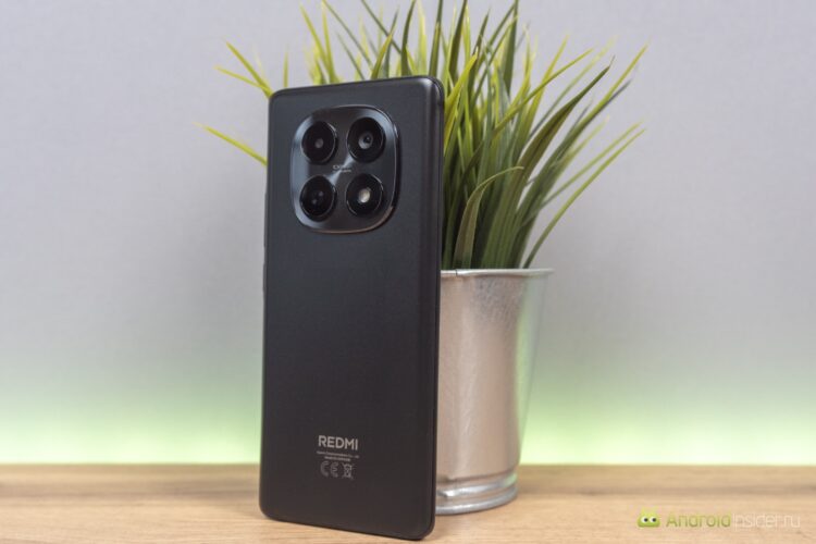 Дизайн и размеры: лёгкий Redmi против защищённого realme. Redmi Note 15 — строгий классический телефон. Фото.