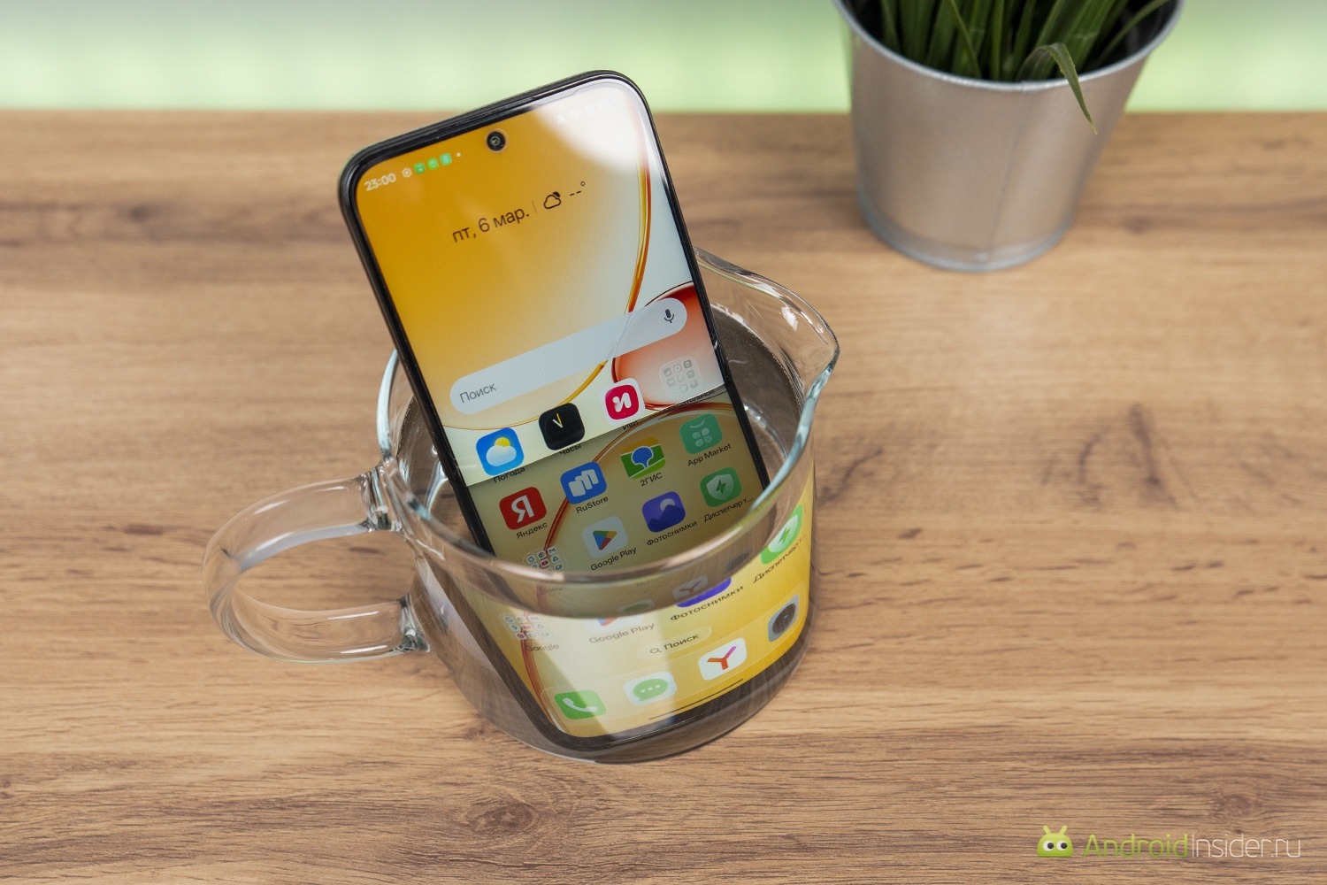 Телефон с защитой от воды и ударов. Такими испытаниями realme C85 не испугаешь. Фото.